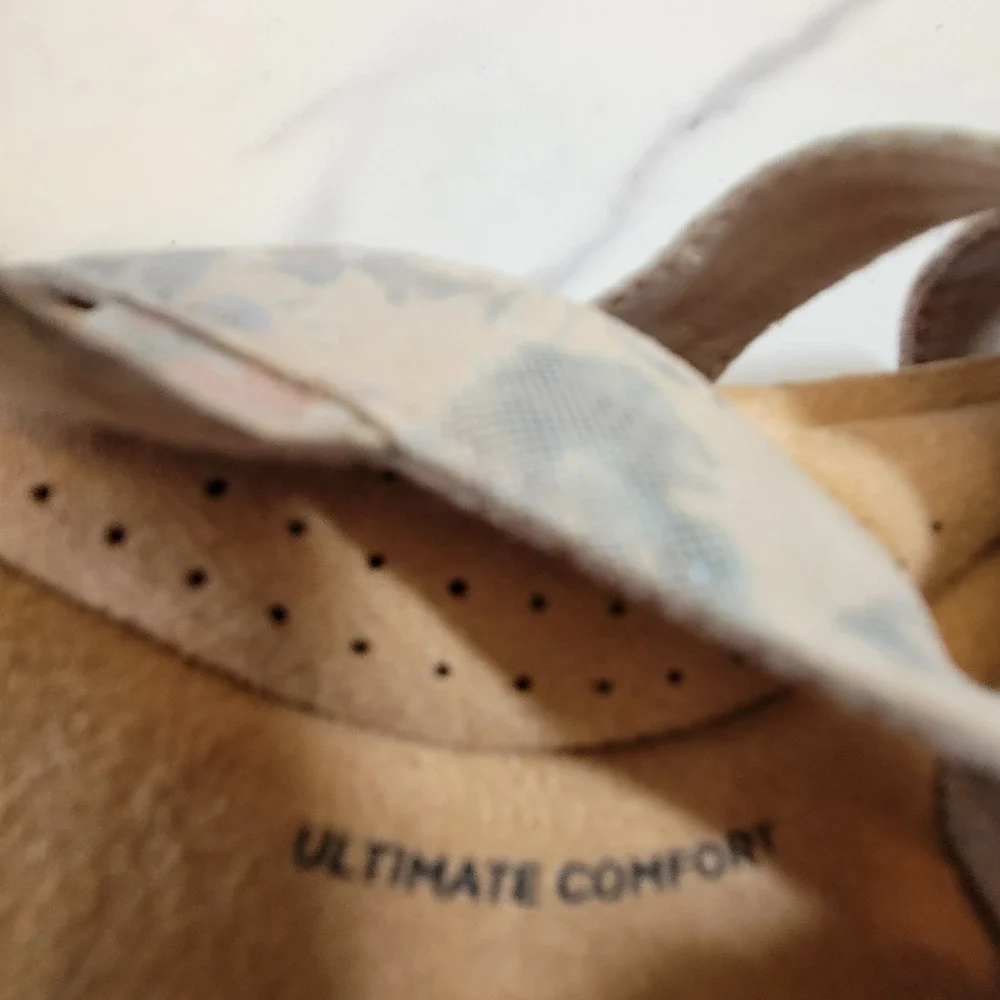 Clarks Womens Size 8 WIDE Brynn Ave Sand Interest Beige Tan Ankle Strap Sandals